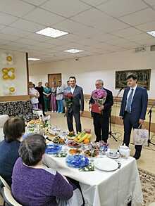 Глава управы Алексей Бирюков вручил юбиляру цветы и памятный подарок