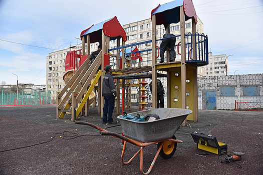 Журналисты "РГ" выяснили, почему в Мурманске не обслуживаются детские площадки