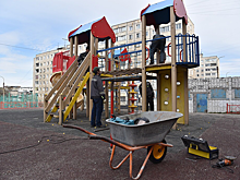 Журналисты "РГ" выяснили, почему в Мурманске не обслуживаются детские площадки