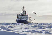 В Якутии эвакуировали экипажи вмерзших в лед судов
