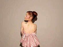 Певица Ариана Гранде снялась в платье с голой спиной