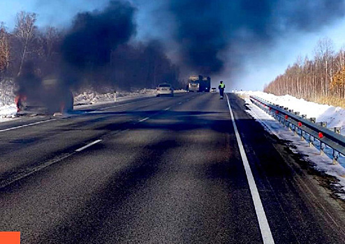 Амурских полицейских поблагодарили за тушение автомобиля на трассе Чита-Хабаровск