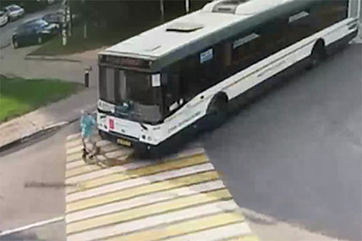 Автобус сбил девочку на самокате в Химках