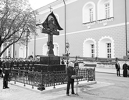 Восстановленный в Кремле крест сшивает разорванную историю России