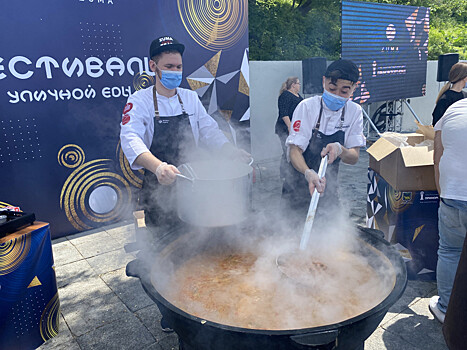 Больше тысячи порций тайского супа раздали на набережной Владивостока