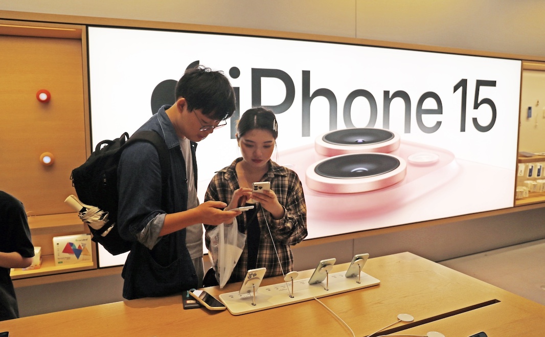 Продажи смартфонов Apple в Китае упали на 24%