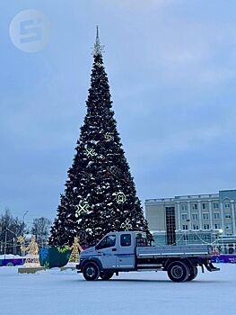 На Центральной площади Ижевска начали убирать новогоднюю ёлку