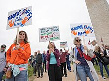 Американцы вышли на митинги в связи с политикой администрации Белого дома