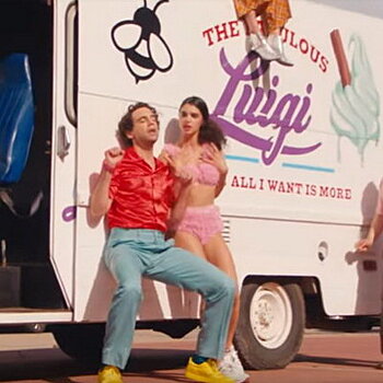 Мика спас город от жары в клипе «Ice Cream» (Видео)