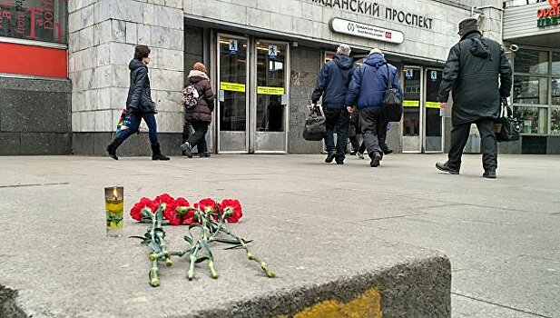 Петербуржцы продолжают нести цветы к месту взрыва в метро