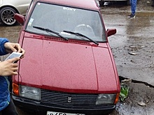 Асфальт ушел из-под колес. Легковой автомобиль провалился посреди улицы Чаадаева