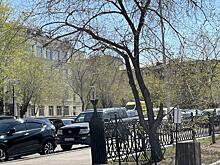 Машина реанимации стоит около школы в Чите