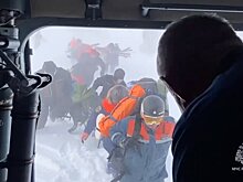 Спасатели эвакуировали туристов, попавших под лавину на Камчатке