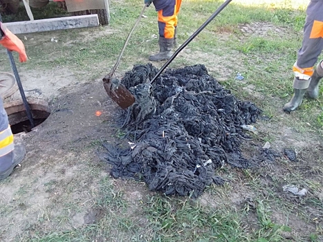 Жуткая находка: в Тобольске из коллектора достали тысячи тряпок