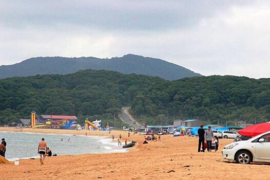 «Прям при всех»: еще один мужчина совершил некрасивый поступок на пляже Приморья