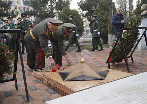 Российские военнослужащие в Таджикистане возложили цветы к памятнику герою-интернационалисту