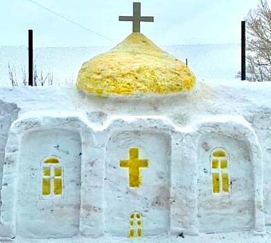 В Саратовской области осужденный слепил из снега храм