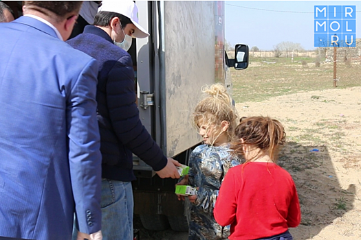 В Кировском районе Махачкалы раздали бесплатную молочную продукцию