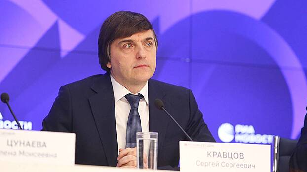 Кравцов с иронией ответил на вопрос о якобы своей ошибке в слове «праздник»