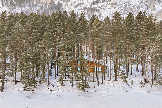 Место для отдыха и перезагрузки: 5-звездочный Grand Chalet Altay стоит прямо на берегу бирюзовой Катуни