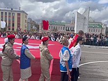 В Вологде восемьдесят человек вынесли 200-метровую копию знамени Победы