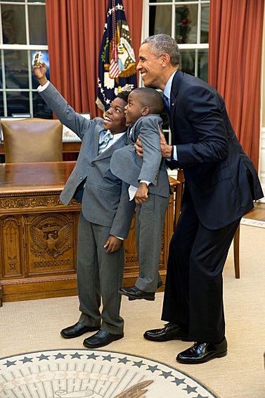 Президент США Барак Обама делает селфи с детьми одного из сотрудников Белого дома, 2015 год