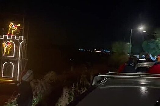 В Британии пьяные Санта-Клаусы на БТР заблокировали въезд в деревню