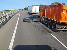 Обочечника зажало между двумя фурами и выбросило под колеса третьей: видео