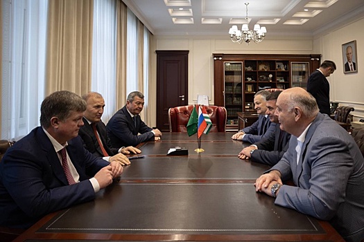 Глава Адыгеи Мурат Кумпилов встретился в столице республики с делегацией Абхазии