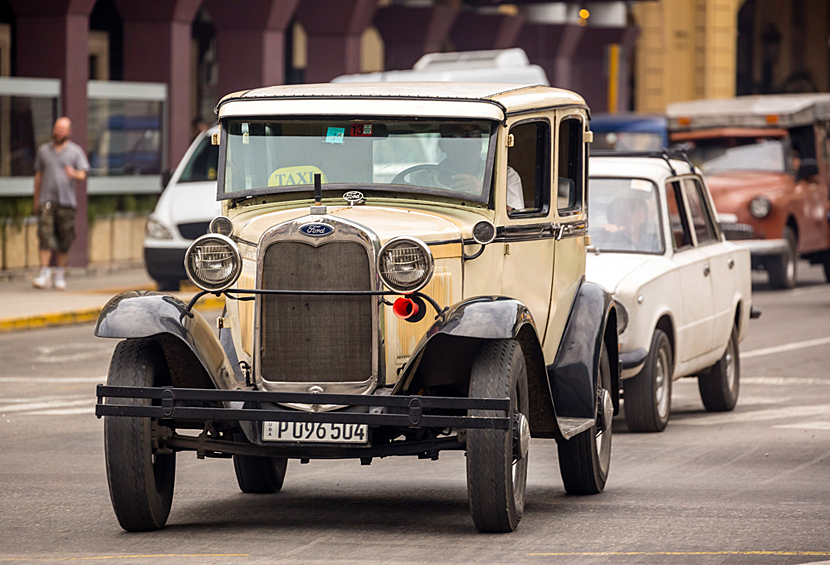 Классический автомобиль Ford и "Жигули" на заднем плане