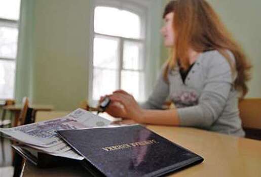 Сотрудница колледжа под Волгоградом "заработала" на поддельных дипломах 750 тыс. рублей