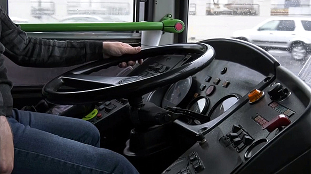 Надымского водителя автобуса привлекут к ответственности за разговор по телефону