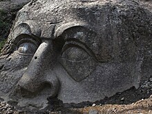 Каменная голова, крокодил в подвале и легендарные часы: три неочевидные истории о Петергофе