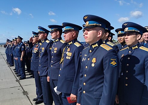 Командующий войсками ЦВО наградил военнослужащих, проявивших героизм в военной операции