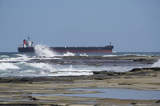 Южнокорейский танкер с грузом химикатов пошел ко дну у берегов Японии
