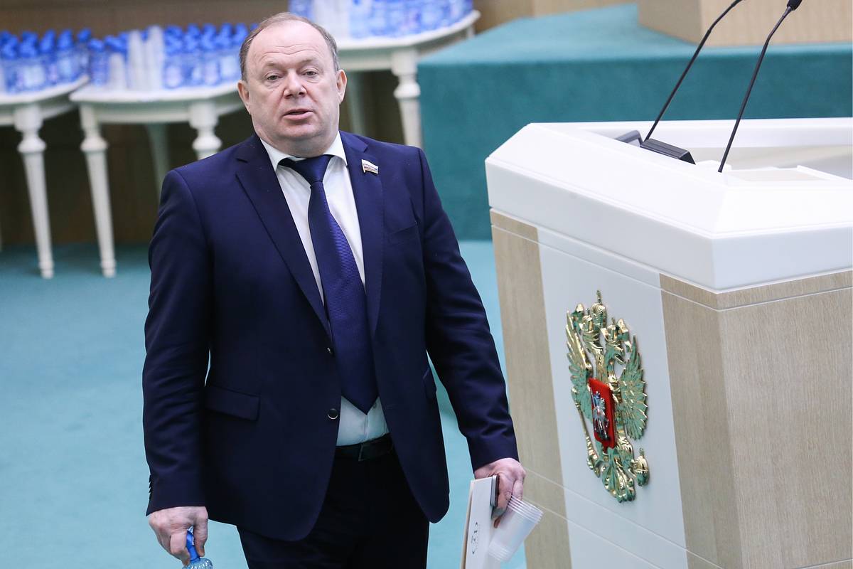 Суд над обвиняемым в получении взятки российским экс-сенатором пройдет в августе