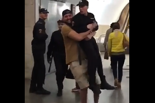 Взявшего росгвардейца на руки москвича оставили на свободе