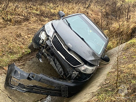 Женщина на Kia Rio вылетела в водоотводный лоток в Калуге