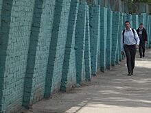 «Пизанский» забор в Подрезкове грозится упасть на пешеходов