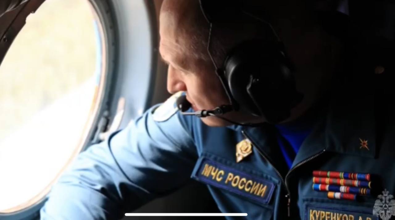 Глава МЧС России Александр Куренков осмотрел территории Орска на вертолете