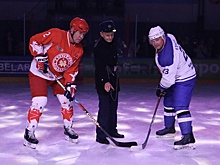 Команда Вячеслава Фетисова "Легенды хоккея" и брестские ветераны сыграли матч