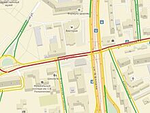 На ул. Фрунзе в открытый люк провалился автомобиль, движение затруднено