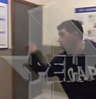 Пассажир такси протаранил вход уфимского отдела полиции и устроил пляски