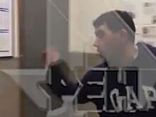 Пассажир такси протаранил вход уфимского отдела полиции и устроил пляски