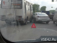 Маршрутка столкнулась с иномаркой в Кемерове