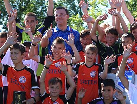 На базе "Крыльев Советов" сыграли победители Чемпионата Мира среди детских домов