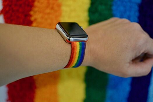Apple сделала два новых радужных ремешка Watch для Pride