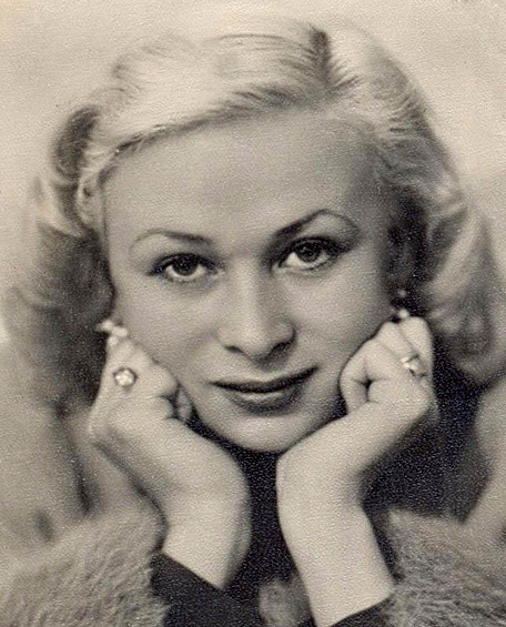 Валентина Серова, беззаботная звезда конца 30-х и 40 годов, вторая главная блондинка советского кино и единственная реальная соперница Любови Орловой, была лучшей девушкой СССР.