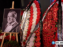 В Тюмени простились с известным актером Леонидом Окуневым: «Там был город»