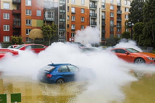 Несколько автомобилей оказались в луже из кипятка после прорыва трубы в Петербурге